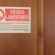 El cartel (en italiano) en blanco y rojo, acompañado del signo de prohibido, en el despacho del Pontífice. Fuente: Vatican Insider.